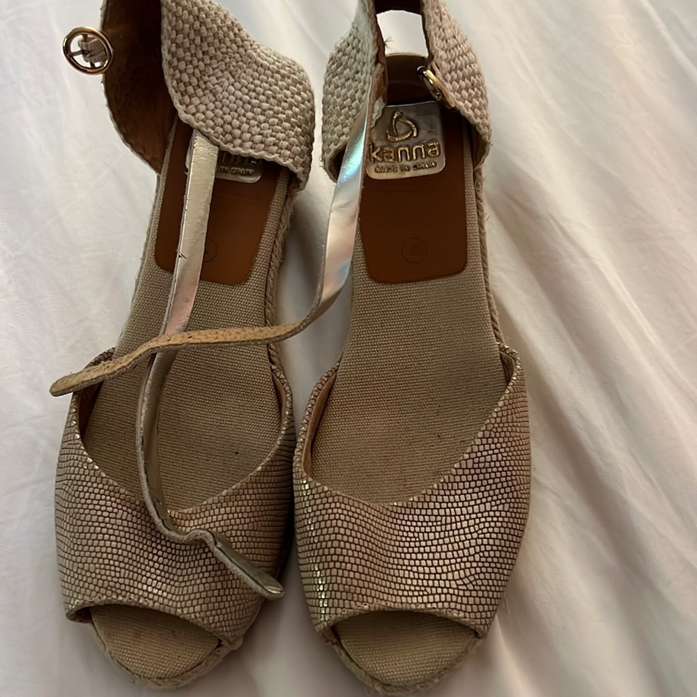 Kana size 8 wedge heels